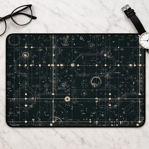 Könnte beinhalten: Eine rechteckige Schreibtischunterlage mit dunkelgrauem Hintergrund und einem technischen Blaupausen-Design aus dünnen weißen Linien und kleinen beigen Punkten. Das Muster besteht aus geometrischen Kreisen, Rasterlinien und technischen Markierungen.