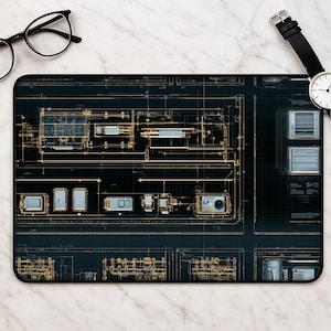 Puede incluir: Una alfombrilla de escritorio rectangular con un fondo azul oscuro y complejos esquemas de planos técnicos en líneas doradas. El diseño incluye varios componentes mecánicos, formas geométricas y bloques de texto técnico en una cuadrícula.