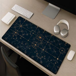 Puede incluir: Una alfombrilla de escritorio rectangular con un fondo azul marino oscuro y un complejo patrón de estilo plano técnico en líneas naranjas finas. El diseño consta de formas geométricas, círculos y nodos interconectados, creando una estética esquemática y estructurada en toda la superficie de la alfombrilla.