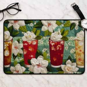 Tapete de mesa Gardenia Sweet Tea Quilt, Mousepad Floral Sulista com Textura de Algodão Patchwork, Copos, Folhas, Flores Cottagecore