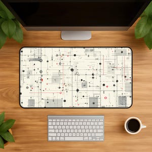 Könnte beinhalten: Eine rechteckige Schreibtischunterlage mit cremefarbenem Hintergrund und einem komplexen, technischen Muster aus dünnen schwarzen Linien, Rastersegmenten und kleinen roten kreisförmigen Akzenten. Das Design ähnelt einem Schaltplan oder Layout.