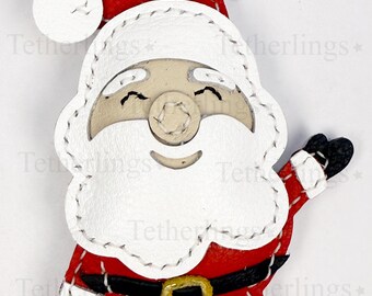 Ciondolo natalizio a forma di Babbo Natale in vera pelle, cucito a mano, accessorio per le feste.