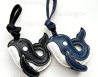 Portachiavi a forma di balena in ecopelle fatto a mano, accessorio per borse e portachiavi a tema oceano.