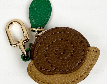 Astuccio con cerniera a forma di lumaca, portachiavi in ​​ecopelle cucito a mano, porta-etichette Airtag.