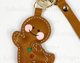 Llavero de piel auténtica con forma de galleta de jengibre navideña, hecho a mano, ideal para bolsos y carteras.