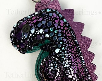 Llavero de piel con dije de dinosaurio Cosmo Rexling, cosido a mano.