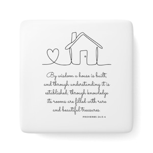 Peut inclure: Un carreau décoratif blanc avec un dessin au trait noir d'une maison et d'un cœur. Le carreau porte le texte "By wisdom a house is built..." et "PROVERBS 24:3-4" en écriture noire.
