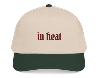 In Heat Mid-Profile-Baseballmütze | gestickter gotischer Text | lässige Streetwear
