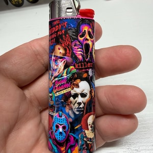 Peut inclure: Un briquet cylindrique pr&eacute;sentant un collage color&eacute; de personnages de films d'horreur, notamment Freddy Krueger, Ghostface, Michael Myers, Jason Voorhees et Pennywise. Le design inclut des textes comme Two, Freddy's coming for you, killer et Sweet dreams are made of these.