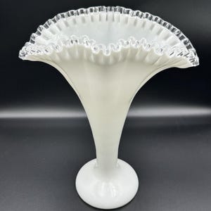 Fenton Silver Crest Milchglasvase 13 ”Hoch geraffte Fächervase Vintage