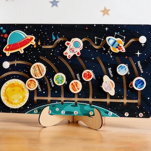 Puede incluir: Una taza de cerámica blanca con asa negra y el texto "But First, Coffee" en negro, con fuente de estilo manuscrito. La taza está sobre una superficie blanca.