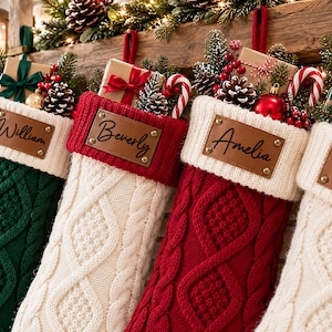 Puede incluir: Cuatro calcetines navideños de punto en verde, blanco y rojo, cada uno con un puño color crema y una etiqueta de cuero marrón con los nombres William, Beverly, Amelia o Dina. Los calcetines contienen cajitas de regalo, piñas y bastones de caramelo.