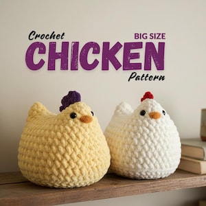 Könnte beinhalten: Zwei gehäkelte Hühnerfiguren, eines gelb und eines weiß, sitzen auf einem Holzregal. Das gelbe Huhn hat einen lila Kamm und das weiße Huhn einen roten Kamm. Der Text "Crochet CHICKEN BIG SIZE Pattern" steht über den Hühnern.