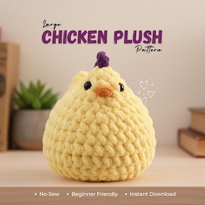 Könnte beinhalten: Ein großes, gelbes gehäkeltes Hühnerplüschtier mit einem lila Kamm und einem orangefarbenen Schnabel. Der Text "Large Chicken Plush Pattern" wird über dem Plüschtier angezeigt. Die Wörter "No-Sew", "Beginner Friendly" und "Instant Download" stehen unten.
