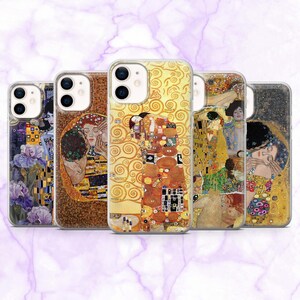 Könnte beinhalten: Fünf Handyhüllen mit Kunstwerken von Gustav Klimt. Die Hüllen zeigen berühmte Gemälde wie "Der Kuss" und florale Motive in Gold-, Lila- und Brauntönen. Die Hüllen bestehen aus transparentem Kunststoff.