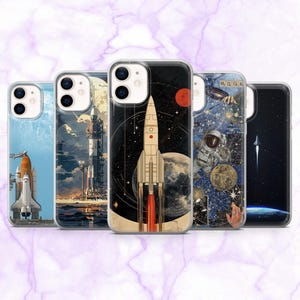 Peut inclure: Cinq coques de téléphone avec des motifs sur le thème de l'espace. Les coques présentent des images de fusées, d'astronautes, de planètes et d'éléments célestes sur fond d'espace et de lune. Les coques sont transparentes avec des motifs imprimés.