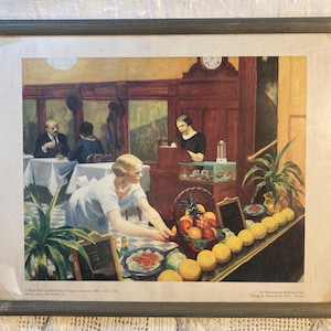 Puede incluir: Impresión enmarcada de "Tables for Ladies" de Edward Hopper. La obra de arte representa una escena de restaurante con clientes, un camarero y una exhibición de frutas. La paleta de colores incluye tonos cálidos de marrón, amarillo y rojo, con un toque de verde.
