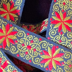 Fabriqué en France 1 long morceau de beau ruban français tissé noir jacquard vintage rouge vert or fleurs + feuilles
