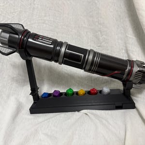 Kundengerechter 3D gedruckter Lichtschwertständer mit Kyber Crystal Slots