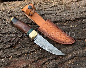 Cuchillo de caza de Damasco hecho a mano: mango de nogal y hueso de camello, funda de cuero.