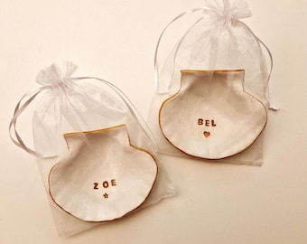 Plato de cerámica personalizado para anillos con forma de concha: plato para joyería con nombre personalizado: bautizo, boda, comunión, recuerdo de evento.