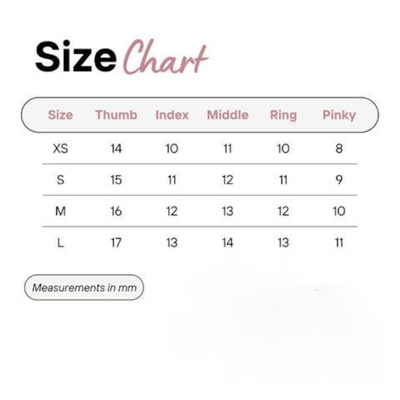 以下が含まれることがあります： 黒とピンクのテキストでSize Chartと書かれたサイズ表。表にはXS、S、M、Lのサイズと、親指、人差し指、中指、薬指、小指に対応する数値が記載されています。下のボックスにはMeasurements in mmと表示されています。