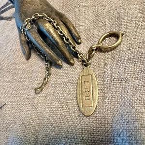 14k ovale decoratieve tag met Edwardiaans/deco-monogram voor bagageketting en label
