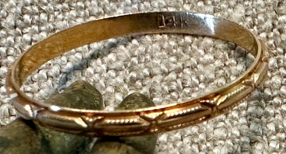 14k antique pattered band ring, size 8 1/2 - image 6