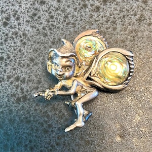 En charmig och svårfunnen vintagebrosch i sterlingsilver, DENNA har abalonevingar.