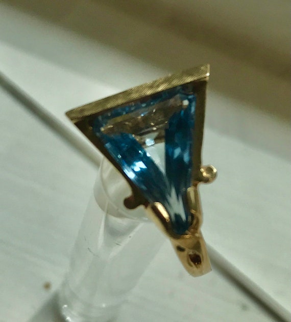 A 10 kt yellow gold faceted man made blue triangl… - image 3