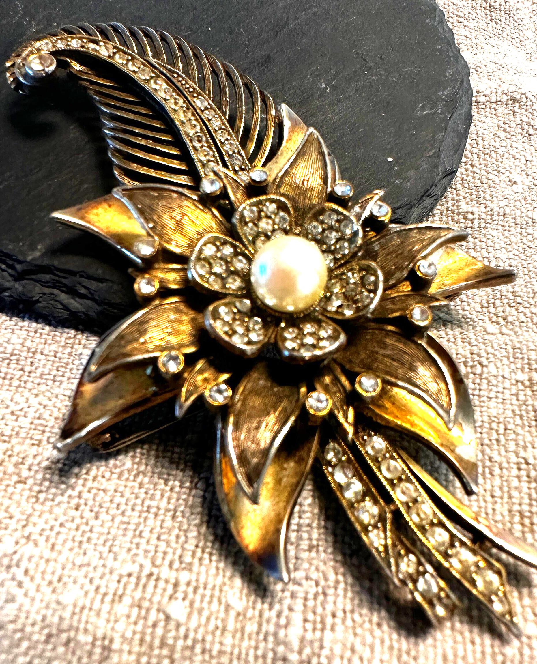 Les Bernard Inc Large Hollywood R.egency Looking Brooch Gold 
