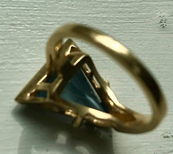 A 10 kt yellow gold faceted man made blue triangl… - image 5