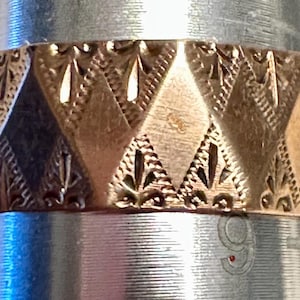 Anillo victoriano de oro rosa de 14 quilates con banda de cigarros. Motivo triangular grabado. Talla 8 1/4.