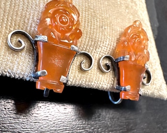 Orecchini cinesi da esportazione con chiusura a vite in argento sterling e cestini di fiori in corniola intagliata.
