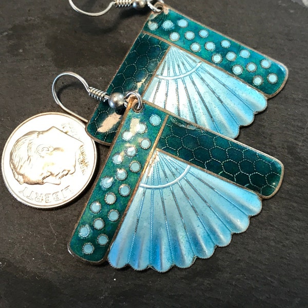 VINTAGE FAN SHAPE PLEATED LEAF ENAMEL HOOP EARRINGS main image 1