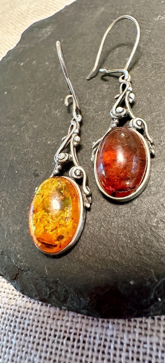 Orecchini In Argento Sterling Con Ambra Baltica Cabochon E Bordo Decorato - Farfallina