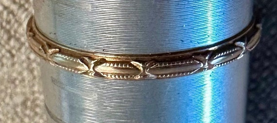 14k antique pattered band ring, size 8 1/2 - image 5