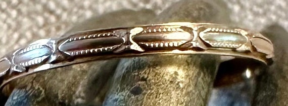 14k antique pattered band ring, size 8 1/2 - image 2