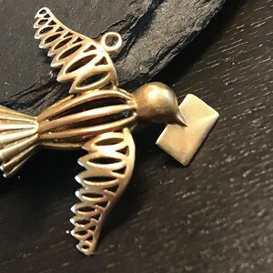 Dije vintage de 14K - Paloma mensajera con letra en vuelo, bellamente diseñado y acabado - Calidad superior