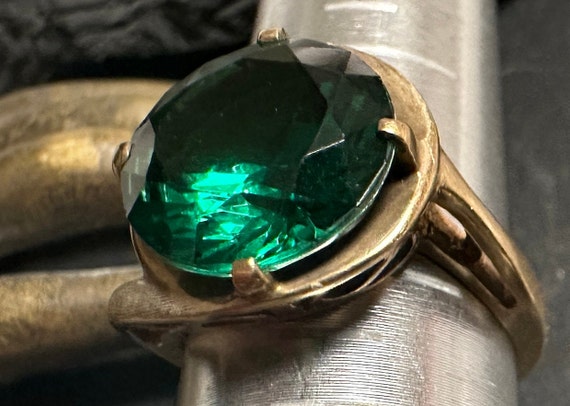 10k ring-Mid Century Large emerald green man made… - image 1