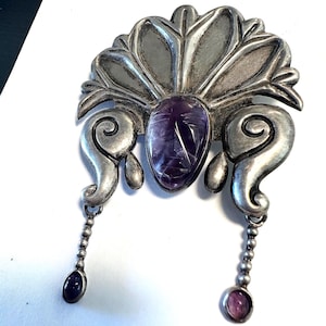 *Brosche aus frühem Mexiko, große, geschnitzte echte Amethystfläche / baumelnde Amethyst Ohrringe selten und faszinierend.*