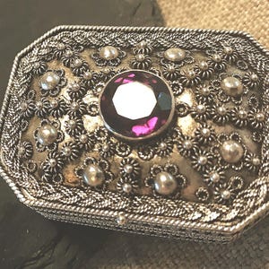 Mini-scatola in argento con gioielli, squisitamente lavorata a mano - Un'opera d'arte - con uno zaffiro cangiante artificiale. Argentiere del Libano.