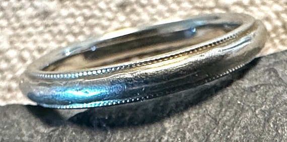 18k Classic Band Deco, Smooth Narrow, Raised Domed Center