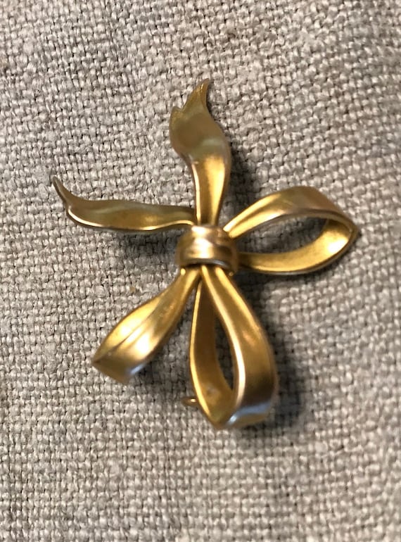 14k victorian ribbon bow brooch has hook on back -