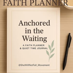 Może przedstawiać: Kremowy "Christian Faith Planner" z tytułem "Anchored in the Waiting". Planer zawiera tekst "A Faith Planner & Quiet Time Journal" i "Bible study journal". Czarny długopis i filiżanka kawy leżą obok planera.