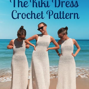 Può includere: Tre donne con abiti bianchi all'uncinetto in piedi su una spiaggia con l'oceano sullo sfondo. Gli abiti sono senza maniche e lunghi fino al pavimento. Il testo "The Kiki Dress Crochet Pattern" è nella parte superiore dell'immagine.
