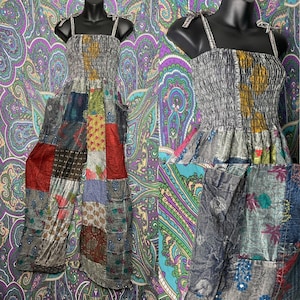 Może przedstawiać: Komplet z patchworku z szarym gorsetem i różnymi kolorowymi łatkami z tkaniny. Ramiączka są cienkie i wiążą się na ramionach. Komplet ma luźny krój i jest wykonany z miękkiej, wygodnej tkaniny.