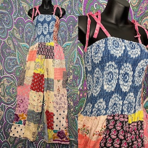 Może przedstawiać: Komplet jednoczęściowy w stylu patchwork z górą w niebiesko-biały wzór kwiatowy i wielokolorowym dołem w stylu patchwork. Ramiączka są różowe i wiążą się na ramionach.