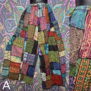 Könnte beinhalten: Weit geschnittene Hose mit Patchwork-Design, bestehend aus verschiedenen rechteckigen Stoffsegmenten in Rot-, Blau-, Grün-, Orange- und Violetttönen. Das Kleidungsstück verfügt über einen elastischen Bund und zeigt verschiedene Muster wie geometrische Formen, florale Motive und Schriftzeichen.