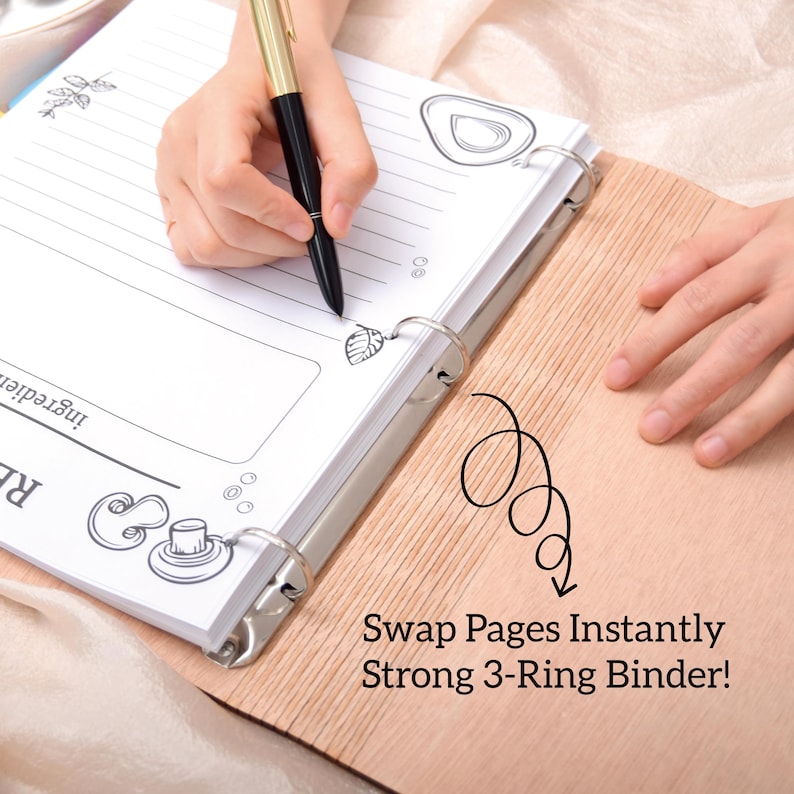 K&ouml;nnte beinhalten: Ein offener Rezeptordner mit 3-Ring-Mechanismus, der linierte Seiten mit Illustrationen zeigt. Eine Hand h&auml;lt einen Stift und schreibt auf die Seite. Der Text "Swap Pages Instantly Strong 3-Ring Binder!" ist sichtbar.